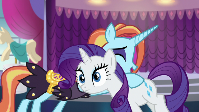 File:Sassy hugs Rarity S5E14.png