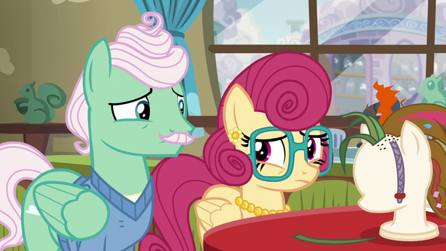File:Mr. and Mrs. Shy nervous S6E11.png