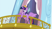 S04E25 Twilight wyglądająca z balkonu