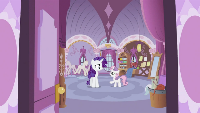 File:Sweetie Belle explaining to Rarity S2E23.png