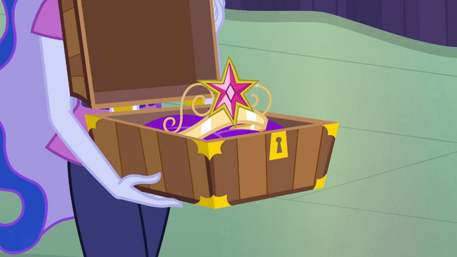 File:Luna presents the crown EG.png