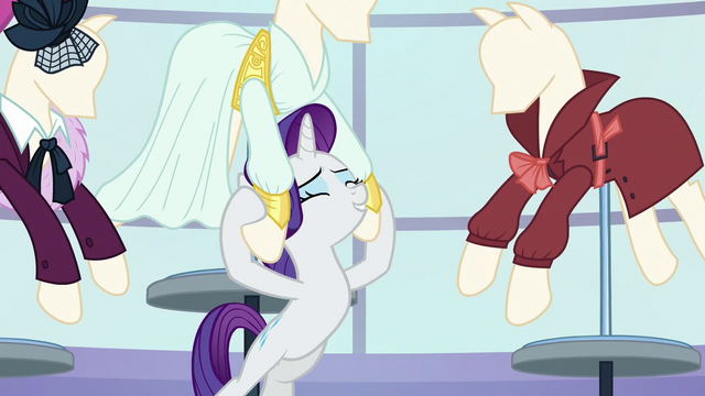 File:Rarity puts her head between front legs of a mannequin S5E15.png