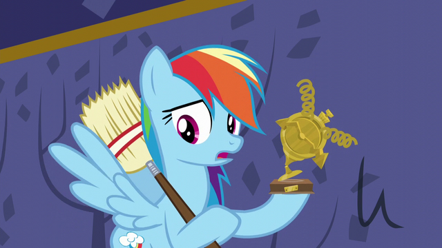 File:Rainbow holding her broken trophy S5E11.png