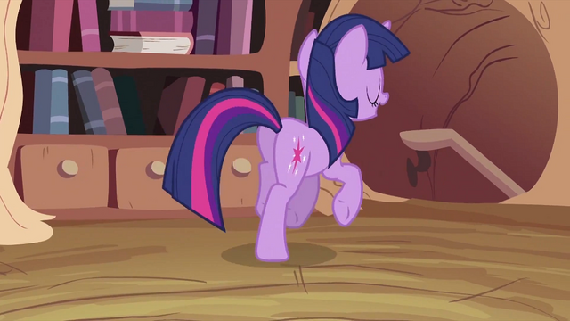 File:Twilight Sparkle leaving S2E03.png
