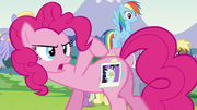 S05E24 Pinkie prezentuje znaczek Coloratury.png