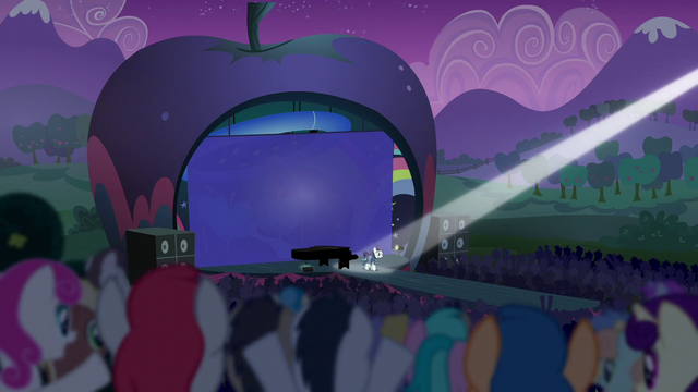 File:Coloratura walks out to the crowd as they cheer S5E24.png