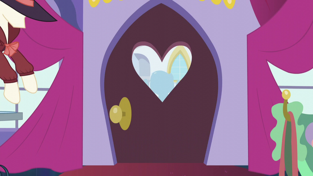 File:Rainbow Dash about to enter the boutique S5E15.png