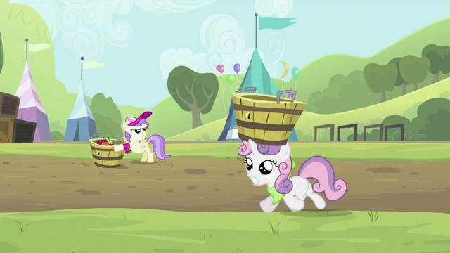 File:Sweetie Belle with empty tub on head S2E05.png