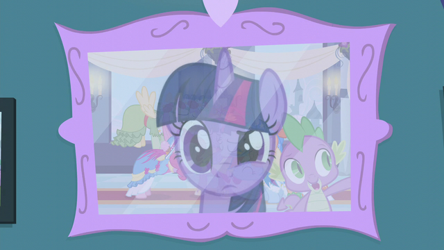 File:Twilight looks at her coronation picture S5E12.png