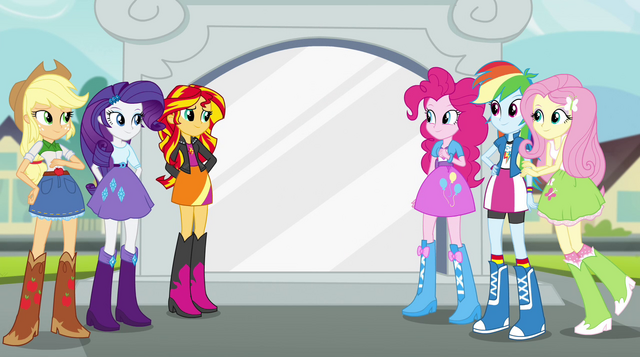File:Sunset and friends all smile EG2.png