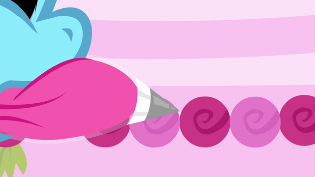 File:Mrs. Cake frosting a cake S7E13.png