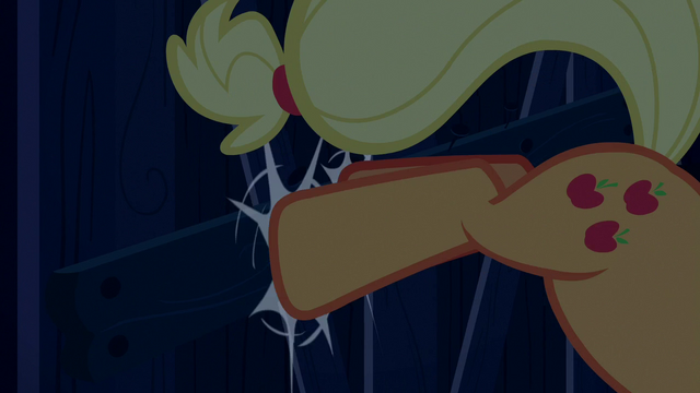 File:Applejack securing the barn door S6E15.png