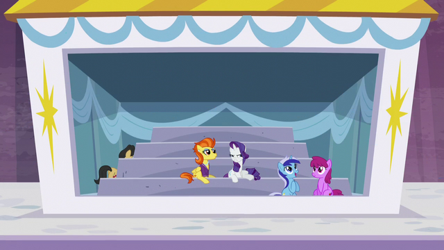 File:Rarity looking suspicious S5E15.png