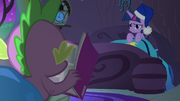 Twilight vê Spike lendo um gibi T4E06.png