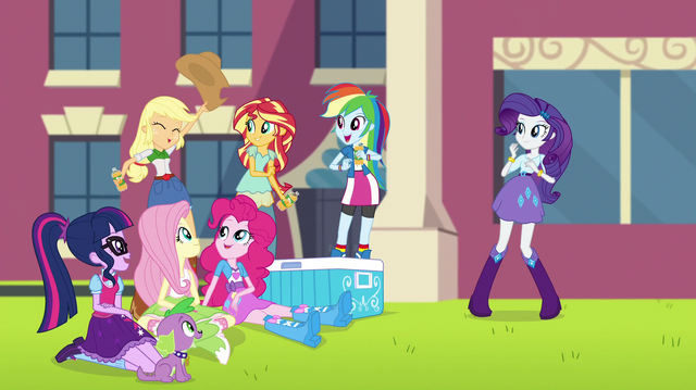 File:Applejack and friends look excited again EGS1.png