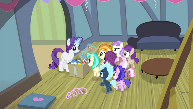 File:Rarity giving foals party favors S4E19.png