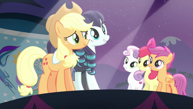 File:Applejack on stage with Coloratura and the CMC S5E24.png