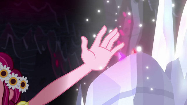 File:Gloriosa Daisy reaches for the last two geodes EG4.png