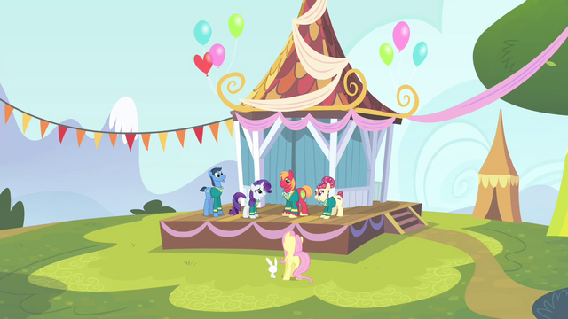 File:The other Ponytones and Fluttershy looking at Big Mac S4E14.png