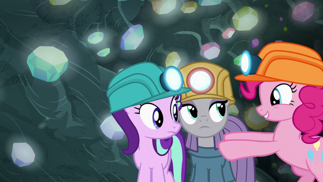 File:Pinkie pushes Maud closer to Starlight S7E4.png
