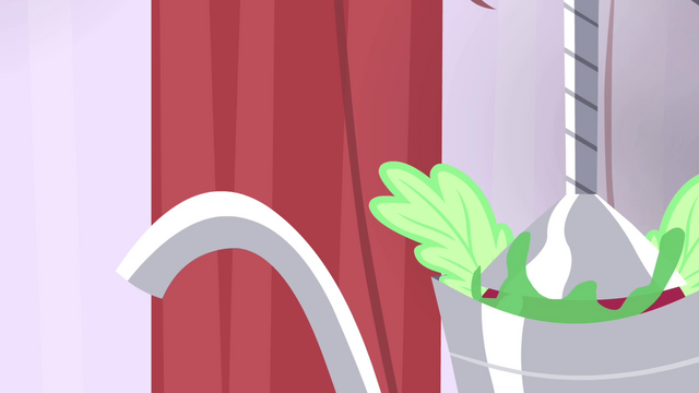 File:Apple being squeezed S4E20.png