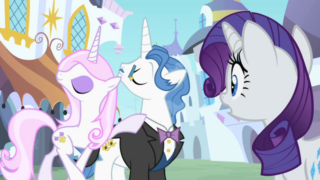File:Fancypants looking away S2E9.png