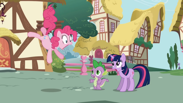 ไฟล์:1000px-Pinkie Pie astonished to see new pony (Twilight) in town S1E01.png