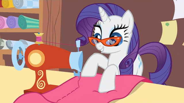 Plik:830px-RaritySewingHerDress.png