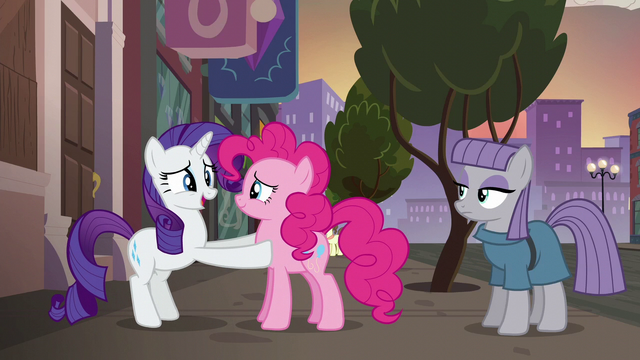 File:Rarity thanking Pinkie Pie S6E3.png