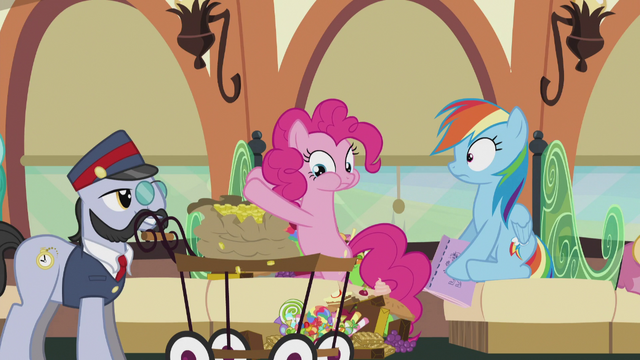 File:Pinkie paying a lot of bits S5E8.png