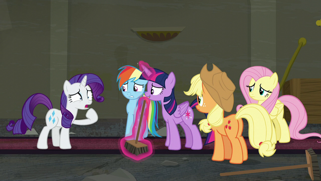 File:Rarity "designing the window display" S6E9.png
