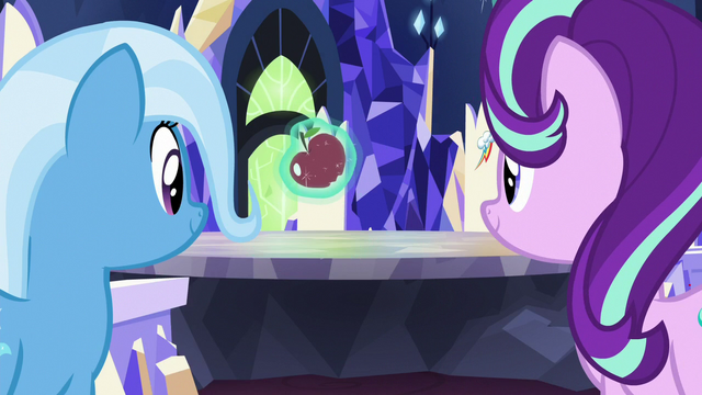 File:Starlight Glimmer levitating an apple S7E2.png