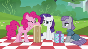 S06E03 Pinkie Pie patrzy na prezent.png