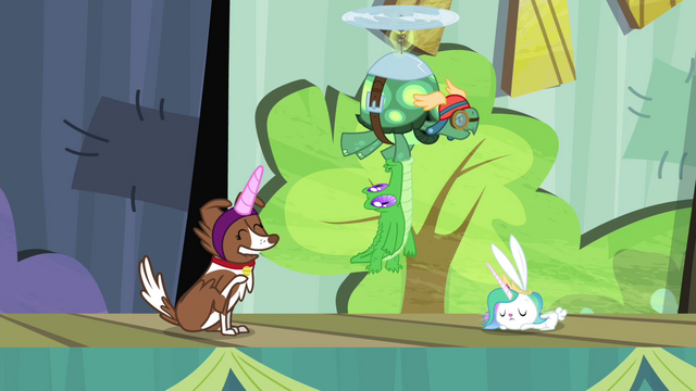 File:The pets on stage S4E21.png