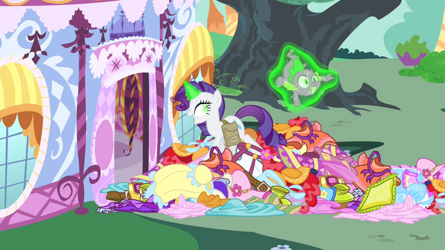 File:Rarity levitating Spike S4E23.png