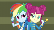 Rainbow y la majorette de tambores cantando EG3.png