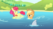 Apple Bloom assustada pelo 'tubarão' T4E20.png