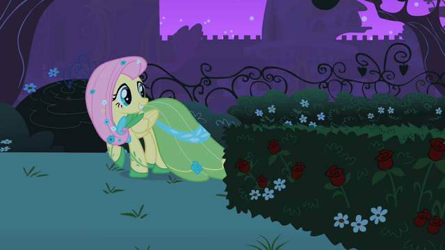 File:Fluttershy looking behind S01E26.png