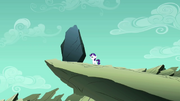 Jovem Rarity olhando para uma rocha T1E23.png