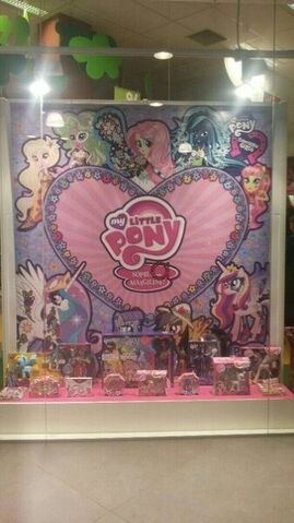 File:Equestria Girls and Flower Covered Brushables display.jpg