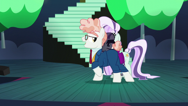File:Svengallop praising the costumes S5E24.png