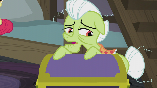 File:Granny Smith packing her luggage S5E20.png