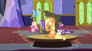 S06E21 Applejack dryfuje na stole.png