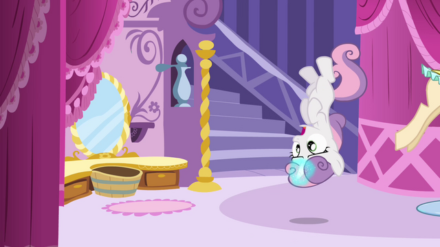 File:Sweetie Belle upside-down S4E01.png