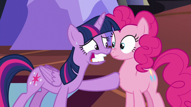 File:Twilight nervous smile "Everything's gonna be fine!" S5E11.png