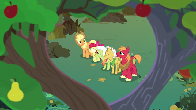 File:Apple family united under Mac and Buttercup's tree S7E13.png