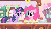 Twilight contando a sua ideia para Pinkie T1E20.png