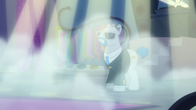 File:Smoke filling the boutique S6E9.png