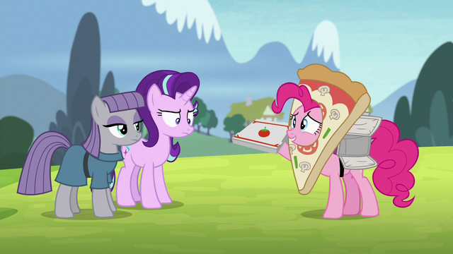 File:Pinkie Pie pretending to deliver pizzas S7E4.png