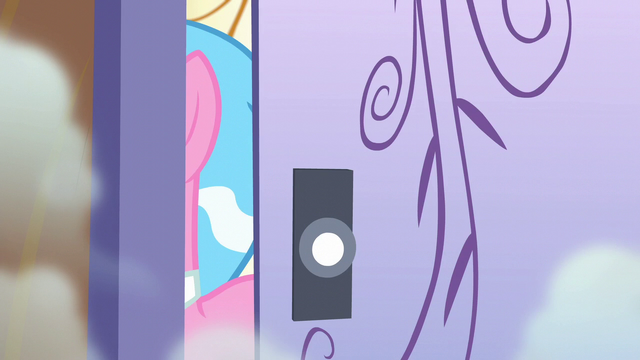 File:Aloe closes the door S6E10.png